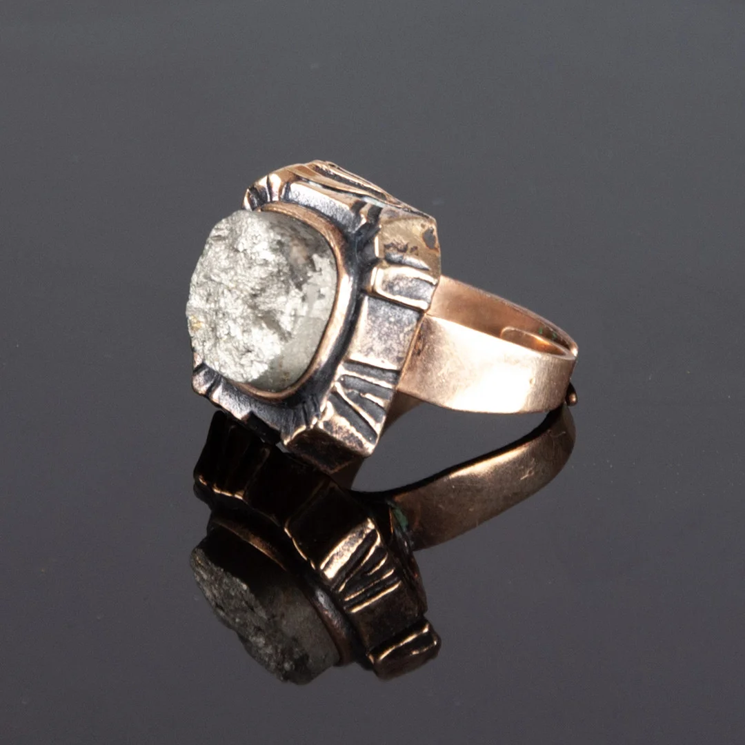 PENTTI SARPANEVA. Ring, brons och pyrit. — Rings — Laholms Auktionskammare