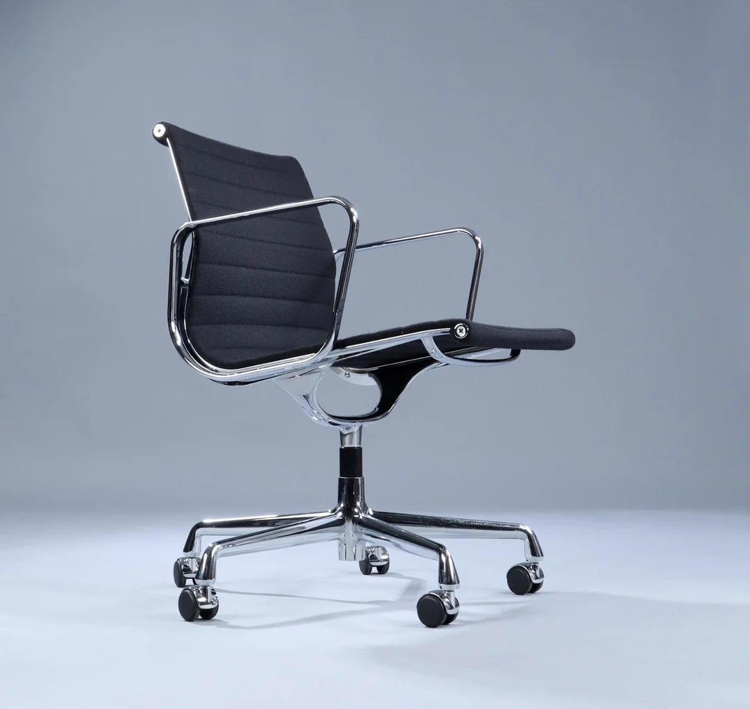Charles Eames. Armstol/kontorstol. Variant af EA-117, fempasfod med hjul, sort hopsak. — Furniture/Office furniture — Lauritz