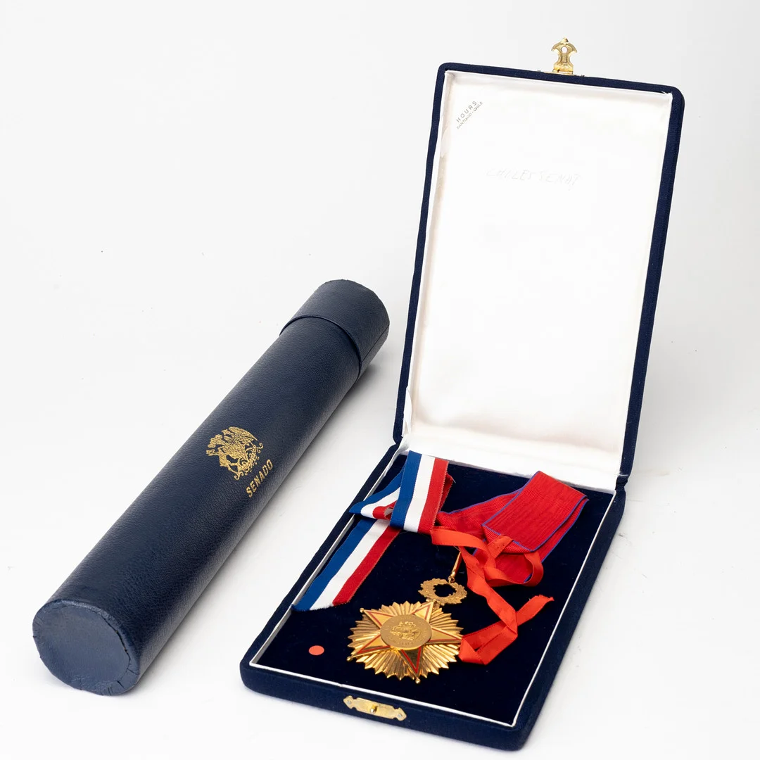 ORDEN, Chiles Senat, förgylld metall. Tilldelad september 2000. — Orders & Medals — Auktionshuset Kolonn