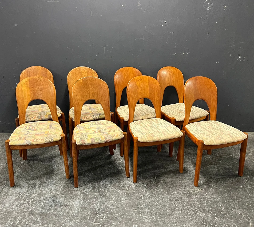 NIELS KOEFOED. 8 Stühle. — Armchairs & Chairs — Colombos