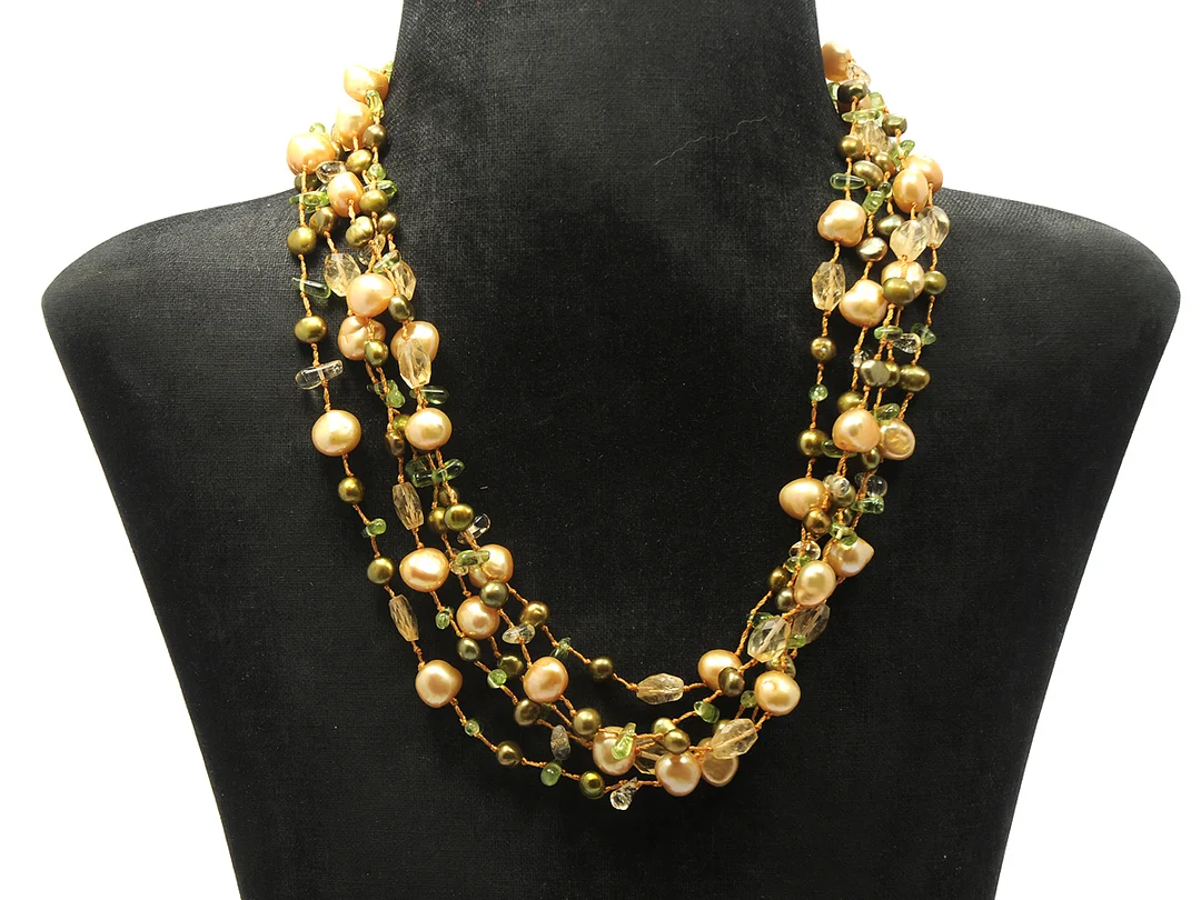 PÄRLCOLLIER, odlade barocka sötvattenspärlor, gul/grön färgade ca 8 mm, citrin/peridot, 5 rader, silverlås, längd 42 cm. — Smycken/Övriga — Kaplans