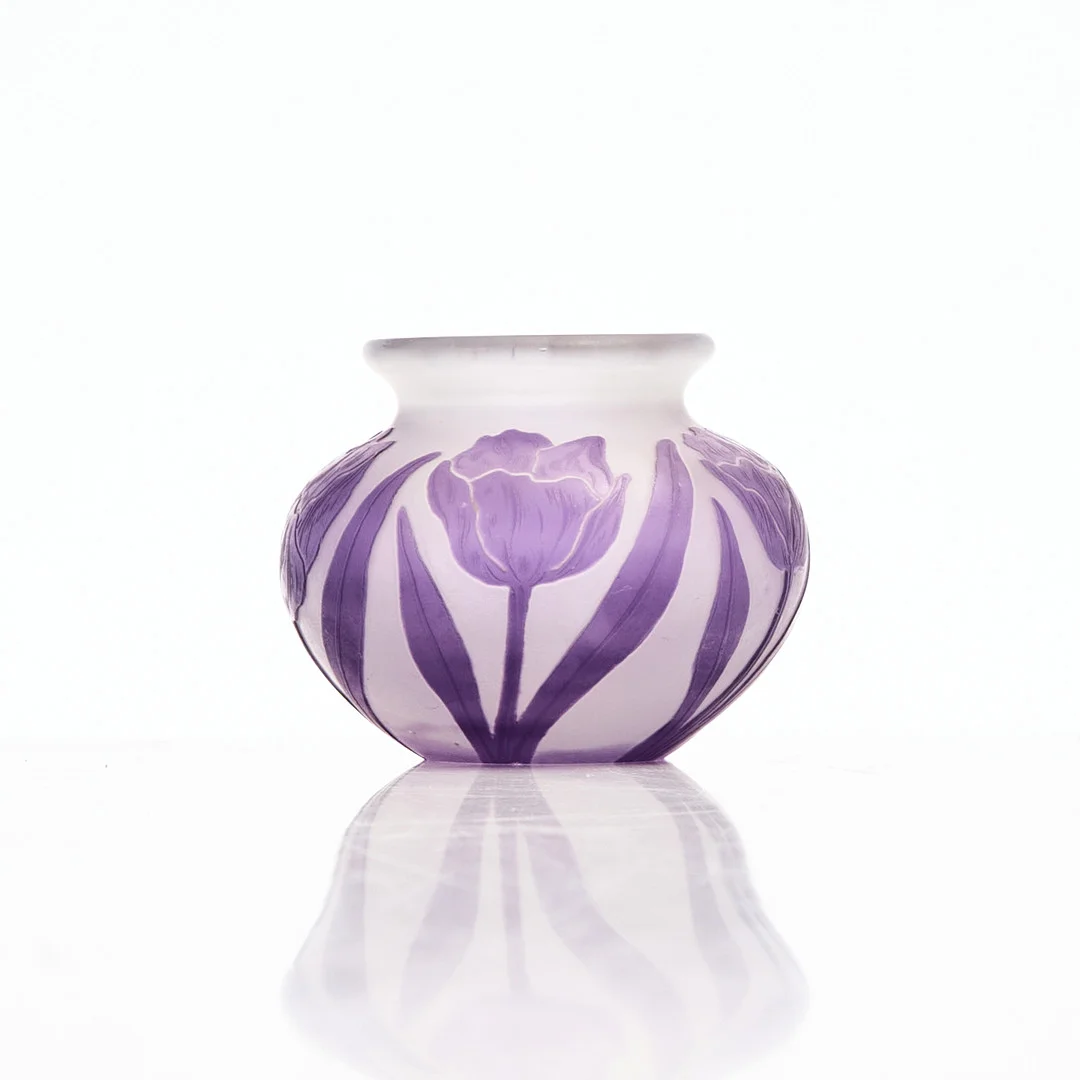 KARL LINDEBERG. Vas, Kosta, klotformad, överfång i lila, etsad dekor av tulpaner, i botten graverad monogramsignatur Kosta KL 109. — Art glass — Stockholms Auktionsverk Magasin 5