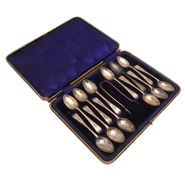 A CASED SET OF TWELVE EDWARDIAN SILVER TEASPOONS AND A PAIR OF SUGAR TONGS.