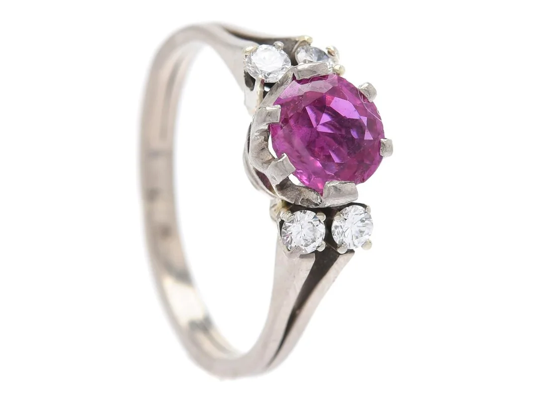 RING, 18K vitguld, rosa safir ca 0,70 ct, 4 briljantslipade diamanter ca 0,12 ctv, ca TW-W/SI, stl 16,75 mm, P G Forslund, Malmö 1974, vikt 4,5 g, en diamant har nagg, safiren har skador. — Smycken/Ring — Kaplans