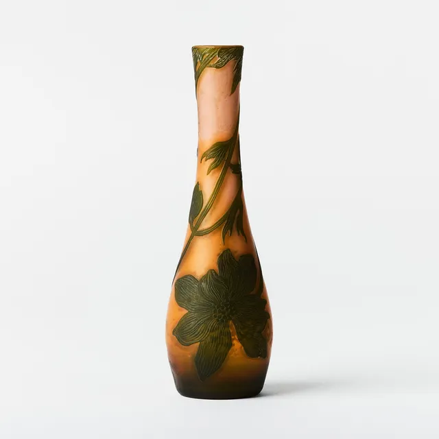 AXEL ENOCH BOMAN. Vas, Reijmyre 1916, överfång i grönt med graverad och estad dekor av blommor mot orange fond.