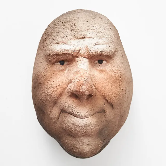 JOHAN THUNELL. Ansikte, keramik, delvis bemålad.