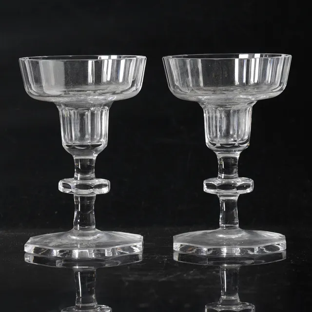 ELIS BERGH. Ljusstakar, ett par, glas, Kosta Boda, signerade.