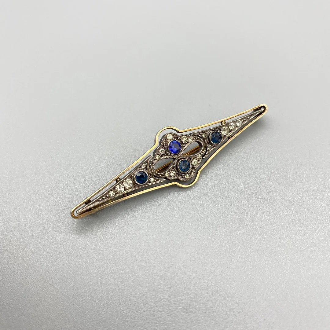 ART DECOR BROSCHE MIT SAPHIREN, UM 1920, AUS 9CT GOLD. — Brooches & Pendants — Kunst- und Auktionshaus Kleinhenz