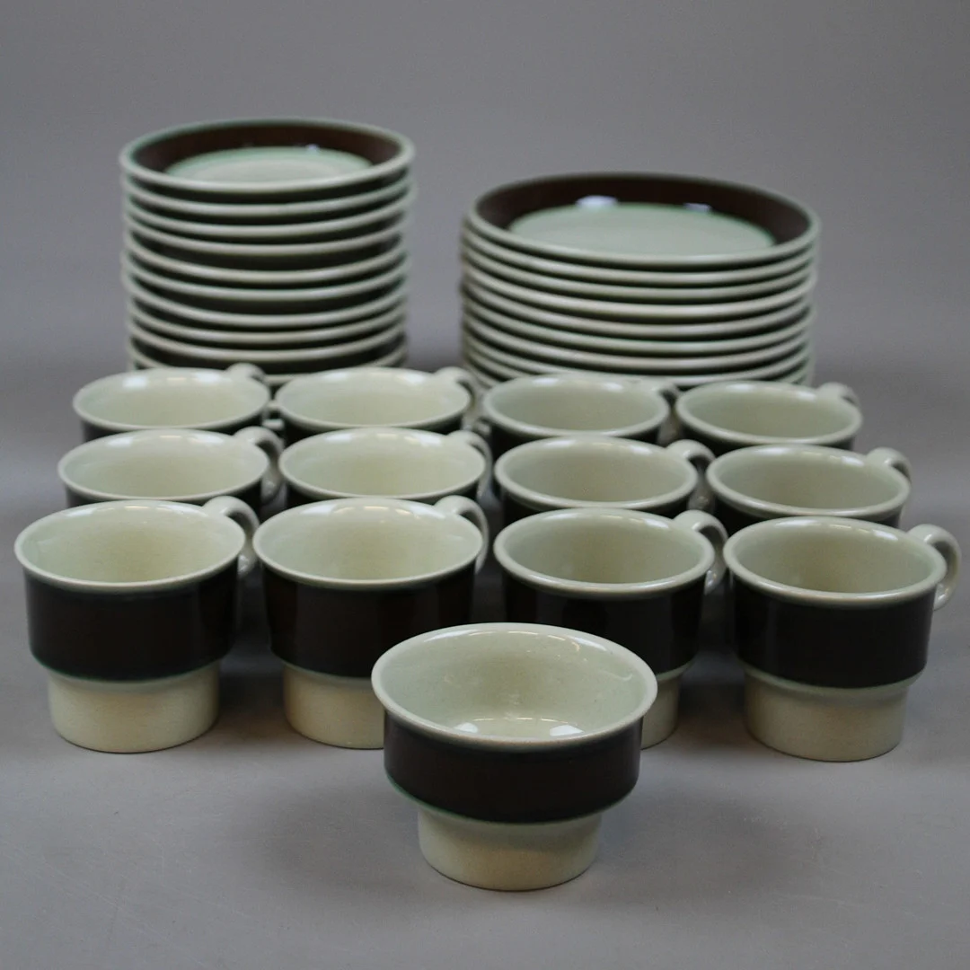 KAFFESERVIS 39 delar, "Agat". Höganäs. — European — Höörs Auktionshall