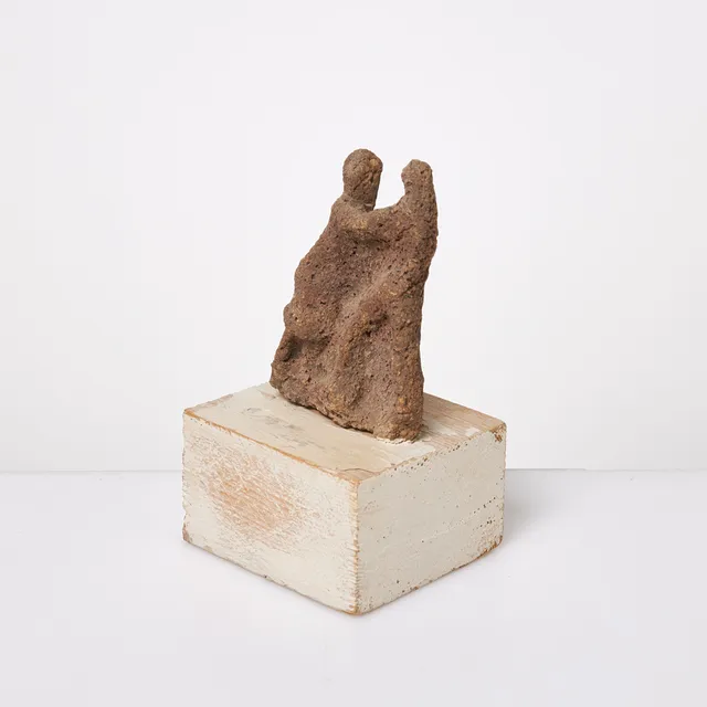 EVERT LINDFORS. Skulptur, "Par", lergods, på sockel av trä.