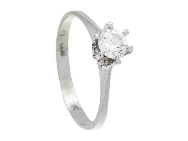 ENSTENSRING, 18K vitguld, briljantslipad diamant 0,27 ct enligt gravyr, ca TW/VS, Stjärnringen, stl 16+ mm, vikt 1,7 g.