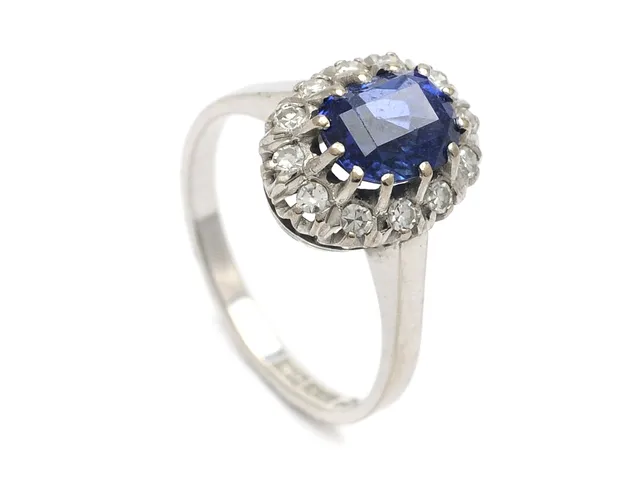 CARMOSÉRING, 18K vitguld, blå safir 2,22 ct enligt gravyr, 12 åttkantslipade diamanter 0,24 ctv enligt gravyr, ca TW/VS, MGAB Göteborg 1970, stl 17 mm, vikt 4,8 g.