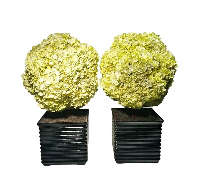 Pareja de maceteros en cerámica y decoración de hortensias artificiales.