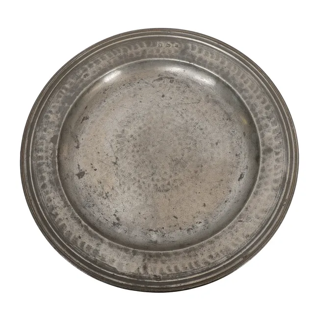 A LATE 17TH CENTURY PEWTER MULTI REEDED HAMMERED CHARGER, CIRCA 1680-1700.