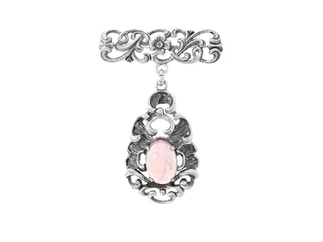 BROSCH, silver, cabochonslipad rosa sten, mått 3,8 cm x 5,8 cm, vikt 12,5 g.