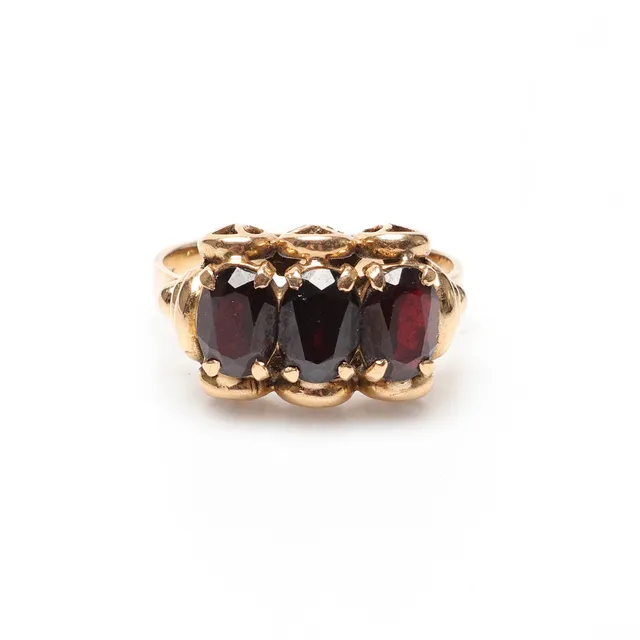 RING, 18k, guld, troligen granater, vikt ca 5,5 gram.