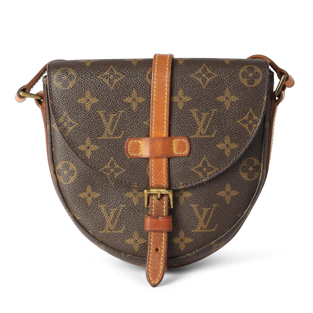 “Chantilly” bag in brown monogram canvas with brown leather trimmings, gold tone hardware, adjustable shoulder strap, one compartment with an internal zip pocket and brown leather lining. H. 18 x W. 19 x D. 6 cm. 1987. — Designer Handbags & Fashion/Designer Handbags — Bruun Rasmussen