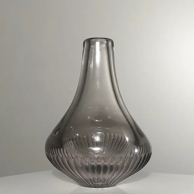 NILS LANDBERG. vas, svagt rökfärgat glas, Orrefors, signerad.