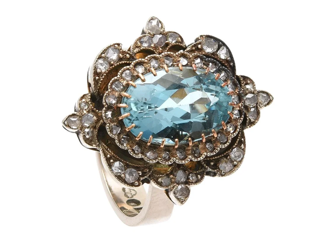 RING, silver/14K guld, ovalslipad akvamarin ca 3,00 ct, rosenslipade diamanter, stl 17,5 mm, vikt 10,2 g, senare skena i 18K vitguld, akvamarinen med nagg. — Smycken/Ring — Kaplans