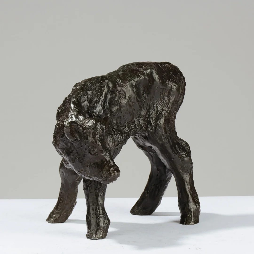 GUDRUN LAUESEN. Kalv, figurin af diskometal, Just Andersen, model nr. D2405, Danmark, formgivet 1947. — Sculptures & Bronzes — Palsgaard Kunstauktioner