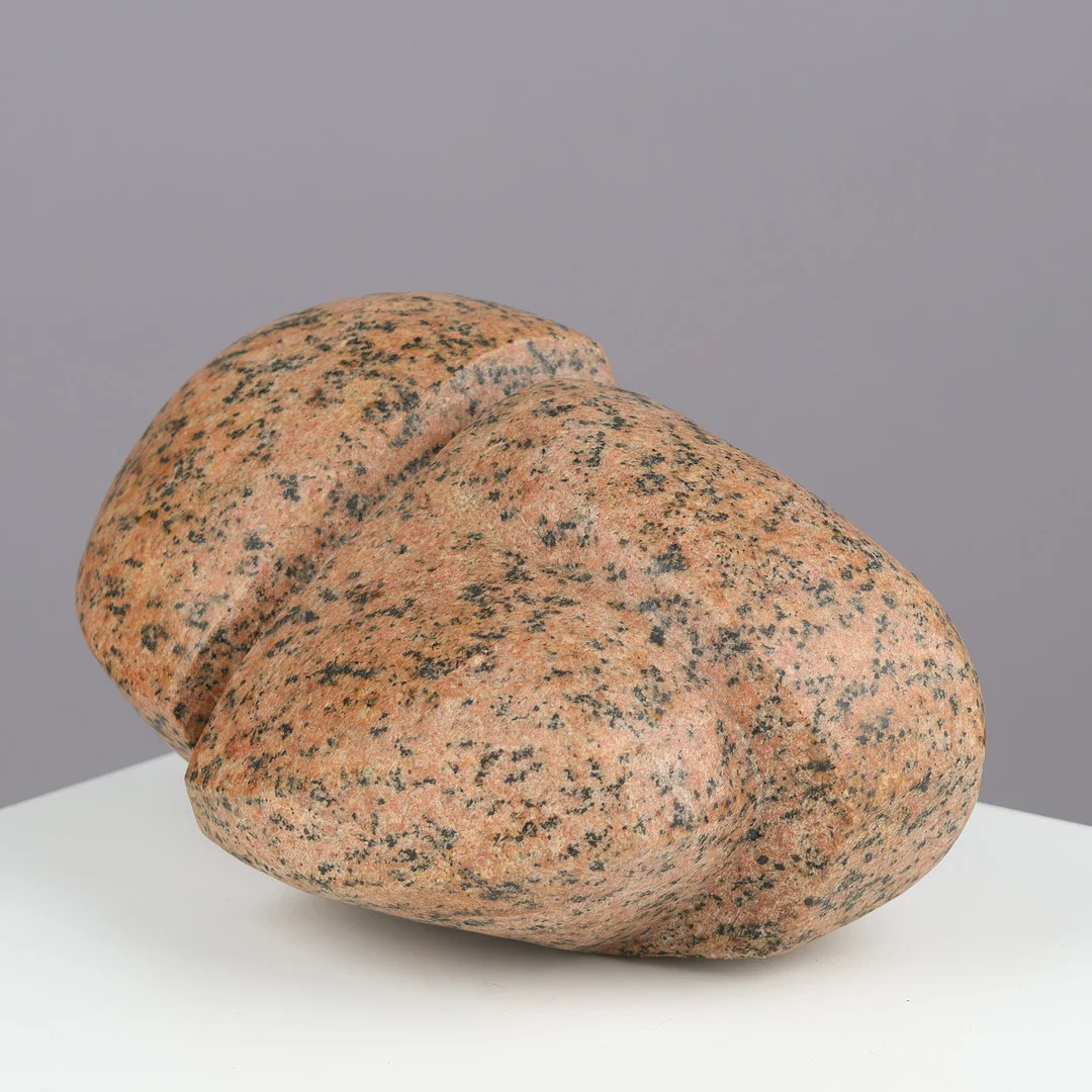 UBEKENDT KUNSTNER. Abstrakt skulptur af granit, signeret, 1900-tallets anden halvdel. — Sculptures & Bronzes — Palsgaard Kunstauktioner