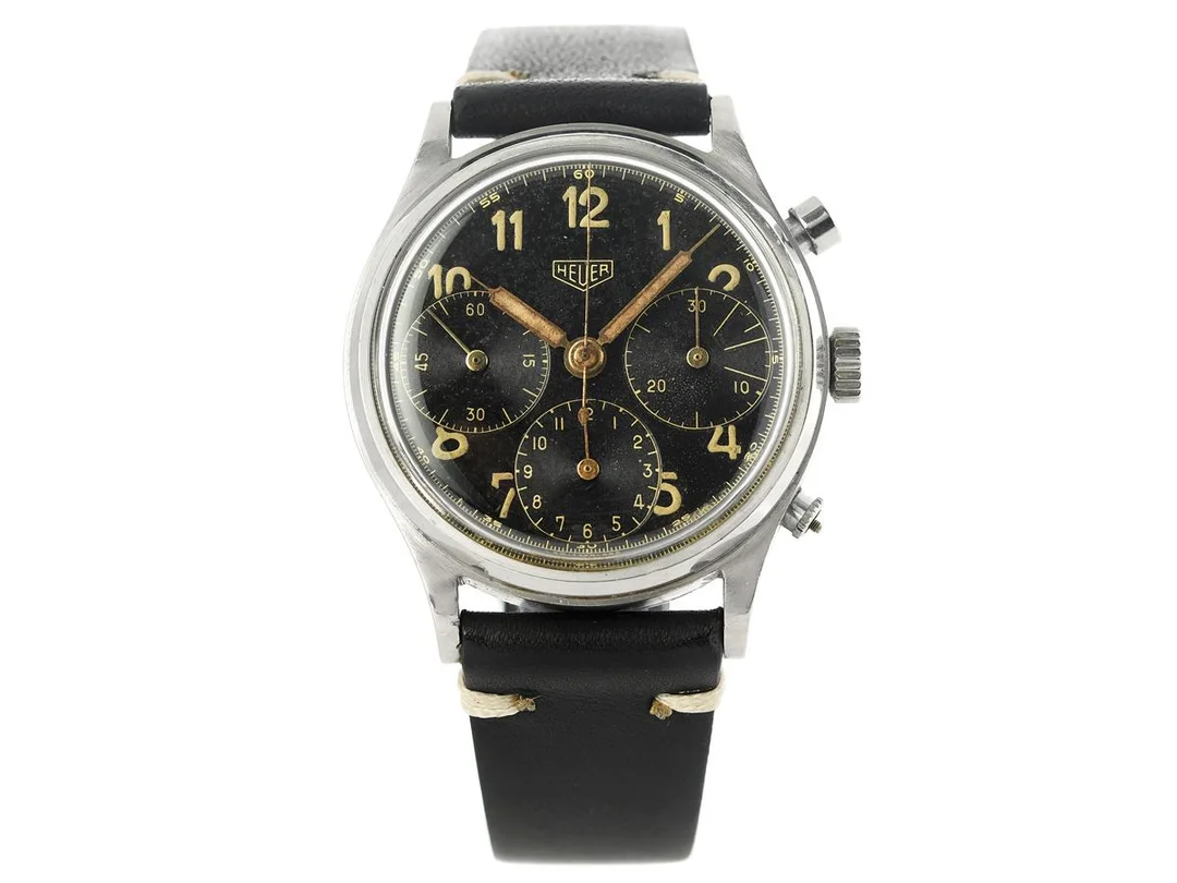 HEUER, s.k. "Military Style Hands" "Gilt Dial", kronograf, Cal Valjoux 71, Serie nr. 752329, Ref nr. 346 NR, Boett nr. 60574, herrur, 37,5 mm, stål, manuell, plexiglas, OBS: tryckknapp saknas, boett signerad "Ed.Heuer & Co", läderband, ca 1944. — Klockor/Heuer — Kaplans