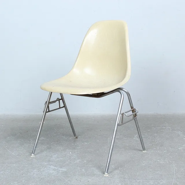 CHARLES EAMES. Herman Miller, Stapelstuhl, Fiberglasstuhl – Modell '' DSS '' der 1960er.