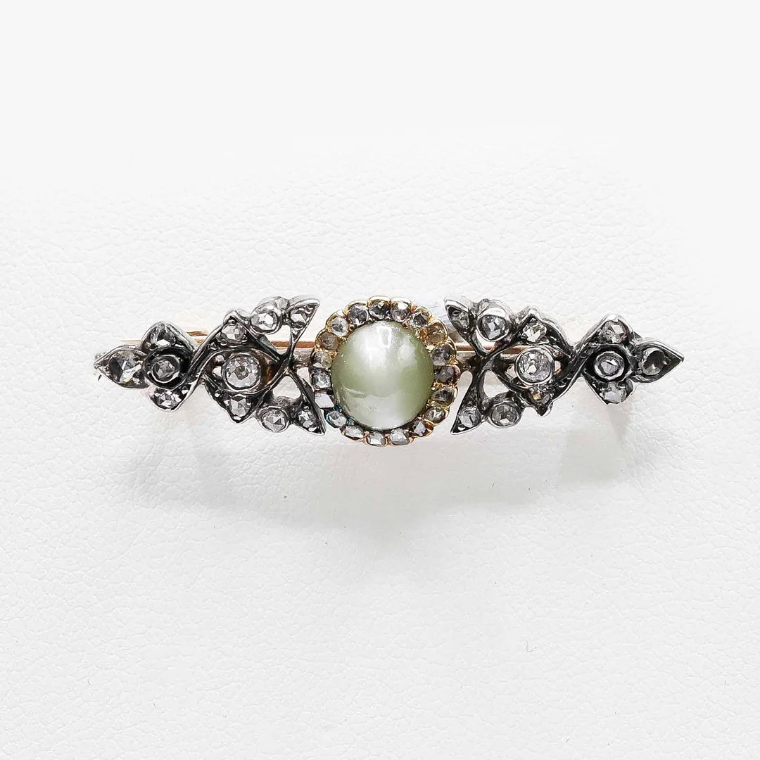 A VICTORIAN CHRYSOBERYL AND DIAMOND BROOCH. — Brooches & Pendants — Lots Road Auctions