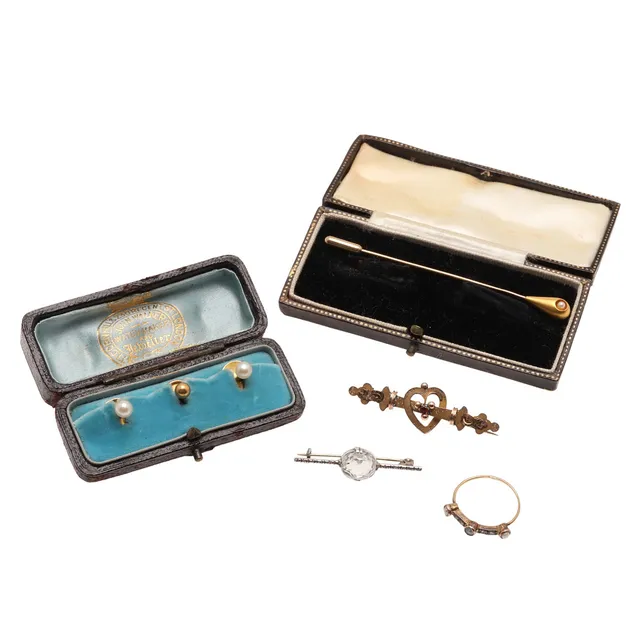 A 14CT GOLD AND PEARL STICK PIN.