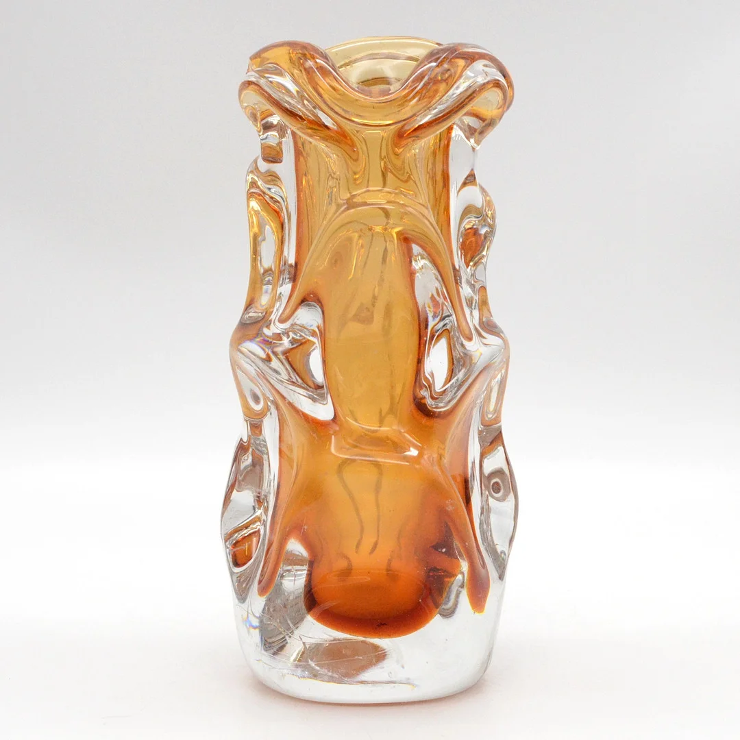 JAN BERANEK. VASE, BERNSTEINFARBEN UND TRANSPARENT, ORGANISCHE STRUKTUR, FÜR SKRDLOVICE, UM 1960ER JAHREN, HÖHE CA. 21,5 CM. — Art glass — Kunst- und Auktionshaus Kleinhenz