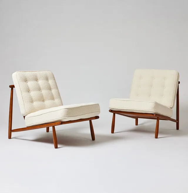 ALF SVENSSON. "Domus", fåtöljer, ett par, Dux, 1950/60-tal, betsad bok, klädda i vitt bouclé tyg.