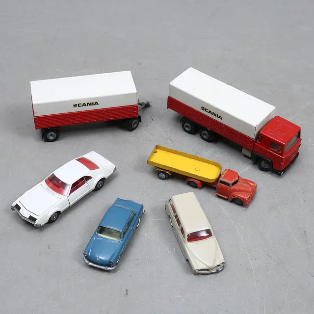 TEKNO tre personbilar, en lastbil och en Scania lastbil med släp.