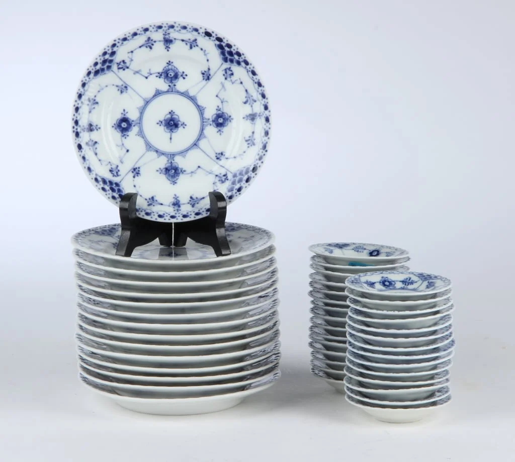 Royal Copenhagen, 'Blue Fluted, half lace', cake plates etc. made of porcelain (44) — Glass, porcelain and ceramics/Dinnerware, tea sets, coffee sets — Lauritz