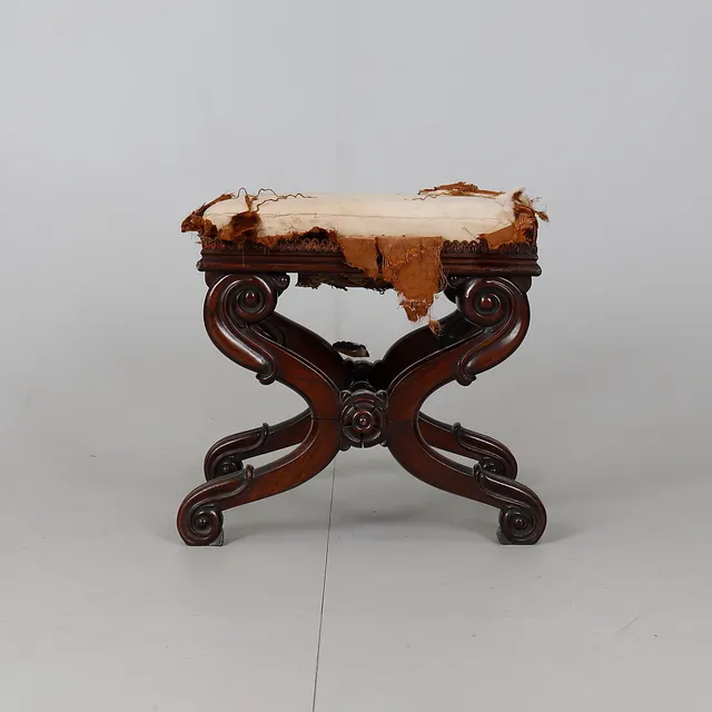 A WILLIAM IV ROSEWOOD FOOTSTOOL.