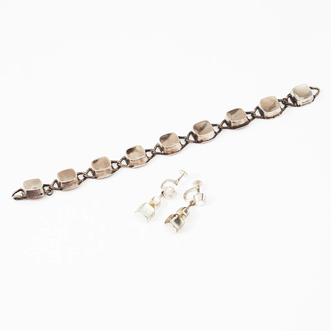SIGURD PERSSON, armband, örhängen, 1 par, sterlingsilver, ur serien "Skål och Ruta", Heribert Engelbert/Stigbert, Stockholm 1955. — Bracelets — Stockholms Auktionsverk Magasin 5
