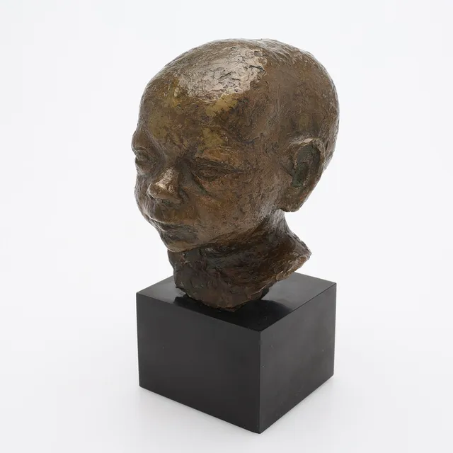 ASMUND ARLE. SKULPTUR I FORM AV BARNHUVUD, PATINERAD BRONS.