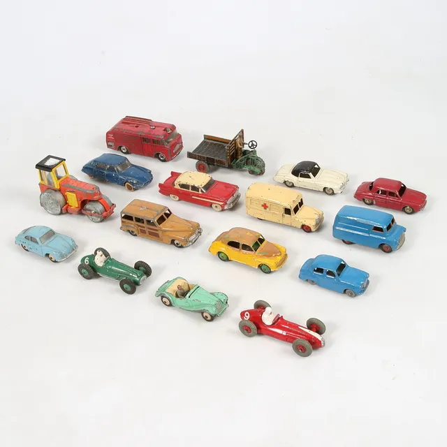 MODELLBILAR, 16, st, Dinky Toys, England.