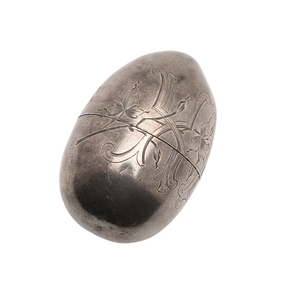 A LATE 19TH/EARLY 20TH CENTURY RUSSIAN SILVER EGG SHAPED BOX. — Silver — Lawrences Auctioneers