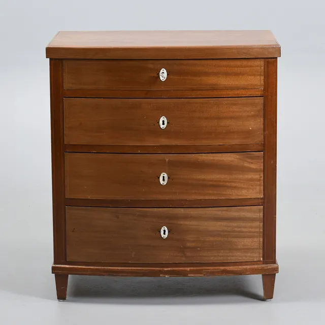 DANSK MØBELDESIGN. Kommode af lys mahogni, afrundede skuffefronter. Starten af 1900-tallet.