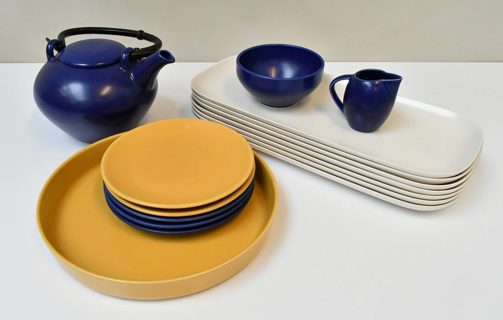 Servisdelar 16, stengods, Marie-Louise Hellgren och Åsa Westerhult, Collection II, Höganäs. — Tableware — Connoisseur Bokauktioner