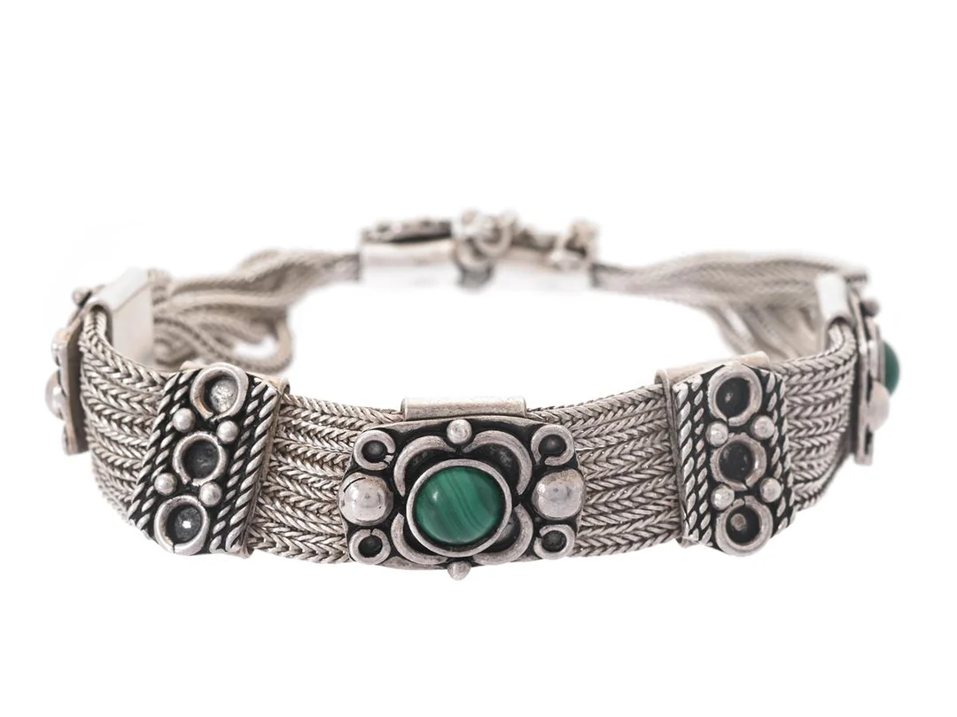 ARMBAND, sterlingsilver, gröna stenar, längd ca 17,5 cm, säkerhetskedja, vikt 34,7 g. — Smycken/Armband — Kaplans