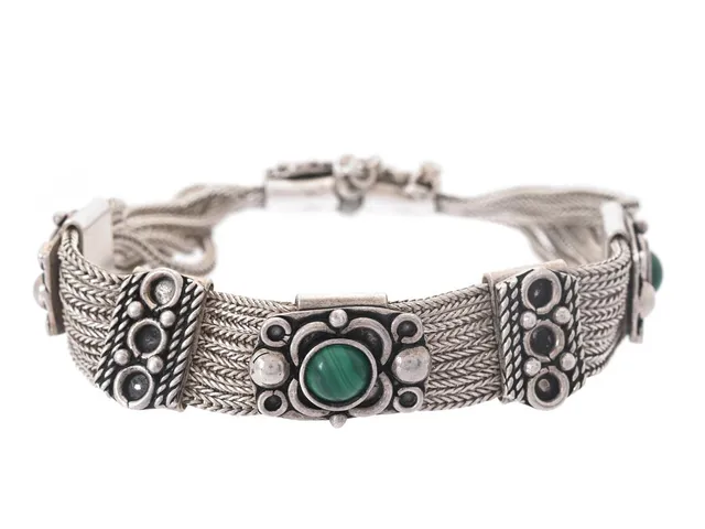 ARMBAND, sterlingsilver, gröna stenar, längd ca 17,5 cm, säkerhetskedja, vikt 34,7 g.