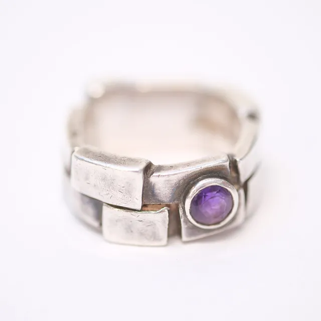 CLAES GIERTTA. RING MED AMETIST, SILVER.