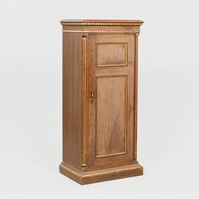 Bemalet piedestalskab, Louis XVI form ca. 1900.
