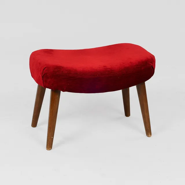 ARNOLD MADSEN & HENRY SCHUBELL. TILSKREVET. Fodskammel betrukket med rød velour, ben af bejdset bøg, Danmark, ca. 1950'erne.