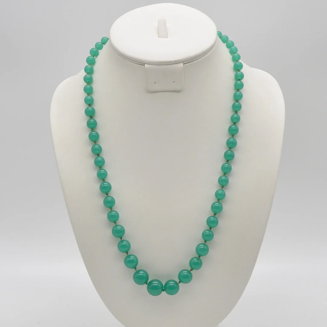 COLLIER AUS MURANO GLASPERLEN, JADEFARBE, HANDGEKNÜPFT, VINTAGE, CA. 62 CM. — Necklace — Kunst- und Auktionshaus Kleinhenz