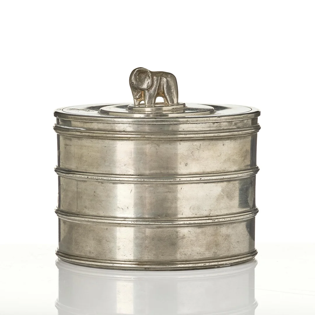 Sylvia Stave, burk med lock, modell 5278, C.G. Hallberg, Stockholm, 1933. — Design/Övrigt — Bukowskis