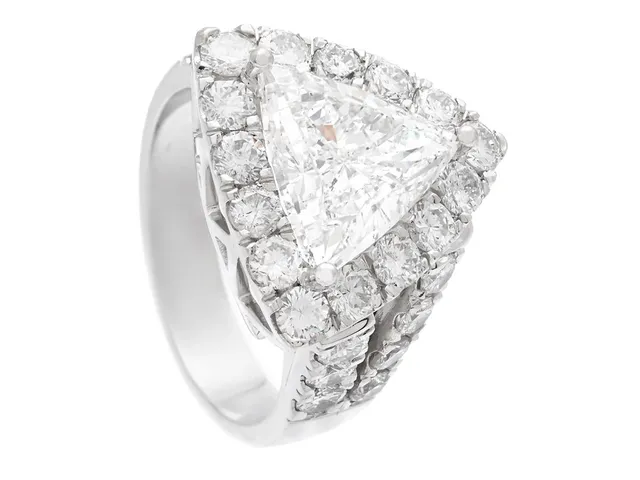 RING, 18K vitguld, triljantslipad diamant 4,02 ct, R(E)/SI1, GIA report 6224465473, 29 briljantslipade diamanter ca 3,19 ctv, ca R-TCa/VS-P, stl 19,5 mm, vikt 15,1 g, enstaka sidostenar har nagg och skador.