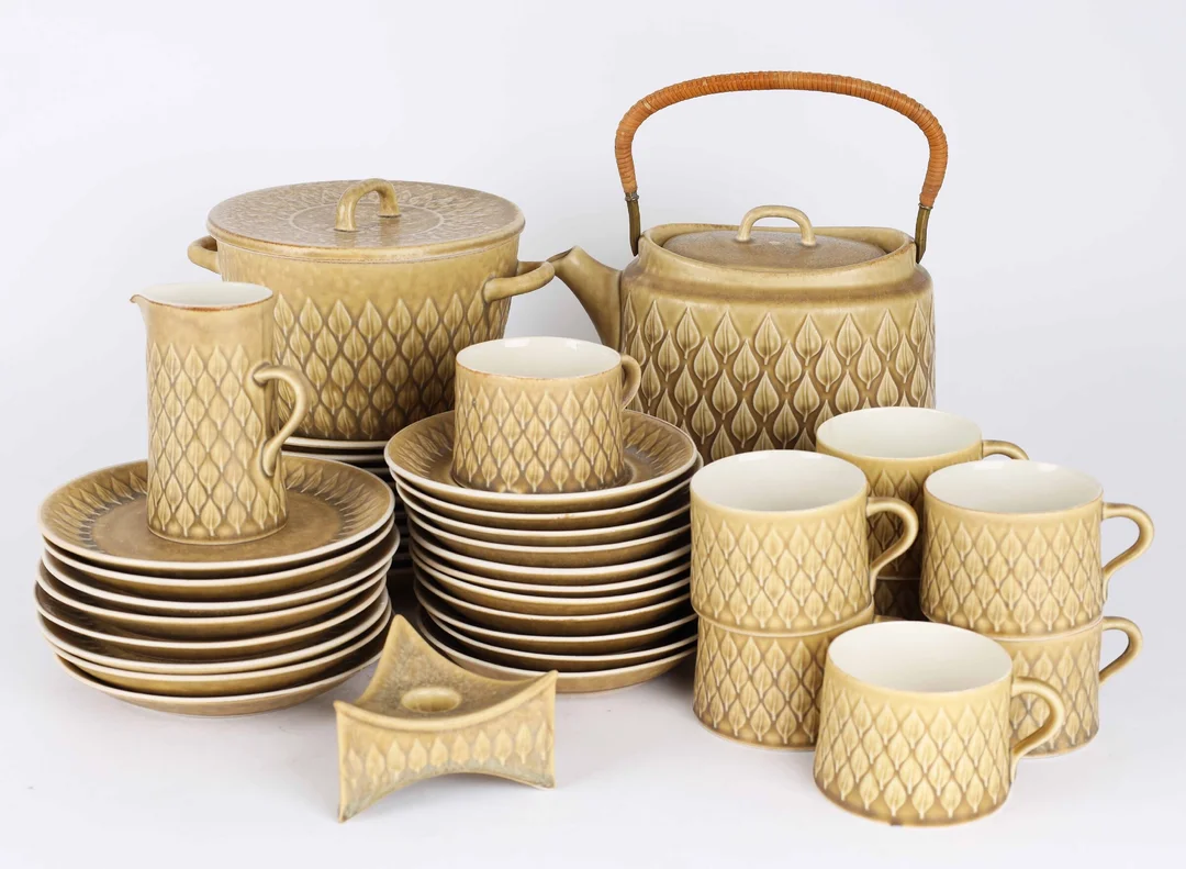 Jens Harald Quistgaard for Kronjyden etc. 'Relief' service (46) — Glass, porcelain and ceramics/Dinnerware, tea sets, coffee sets — Lauritz