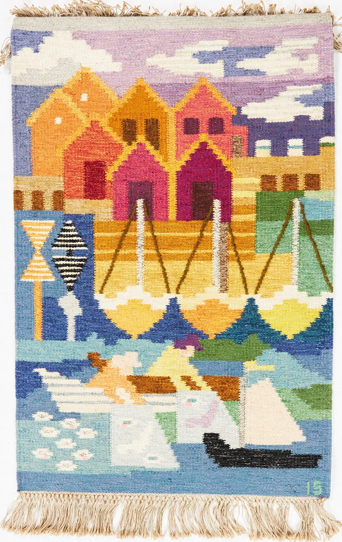 INGEGERD SILOW. VÄGGBONAD, "Fiskeläge", monogramsignerad. — Textiles — Stockholms Auktionsverk Sickla